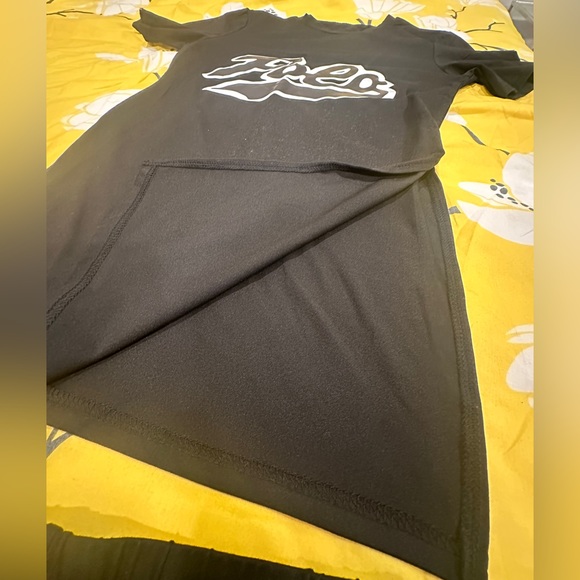 Cute shorts set. Never worn. - Picture 2 of 2